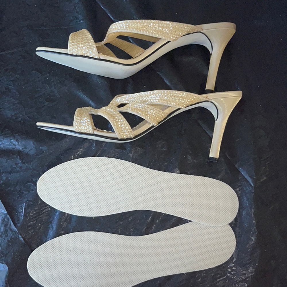 Heels Size 9B Has Peeling Never Worn & Have Replacement Pads